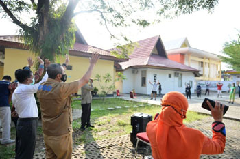 Kunjungi Tempat Isolasi Mandiri Covid-19 Riau, Ini Motivasi dari Gubri Syamsuar